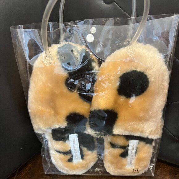 Jones New York Women’s Fuzzy Leopard Print Slippers Medium 7-8 with Bag - Picture 1 of 3
